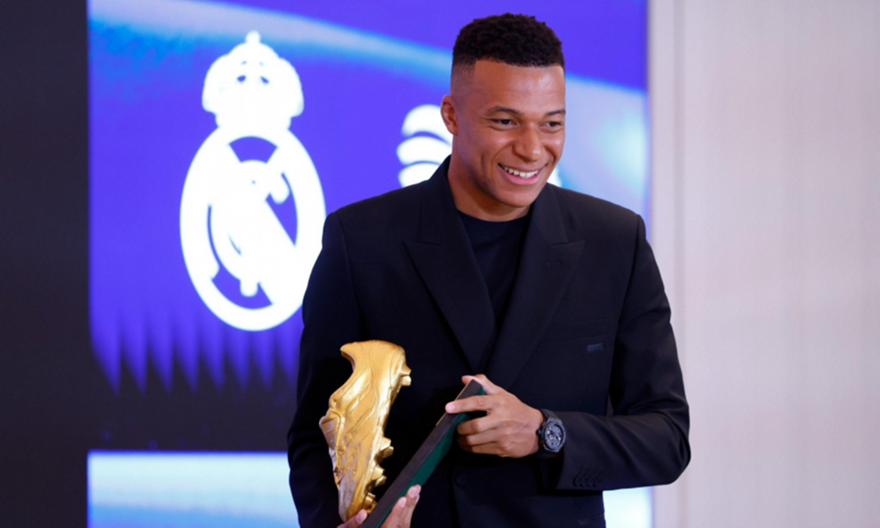 Ο Εμπαπέ παρέλαβε το Χρυσό Παπούτσι για τη σεζόν 2024-25