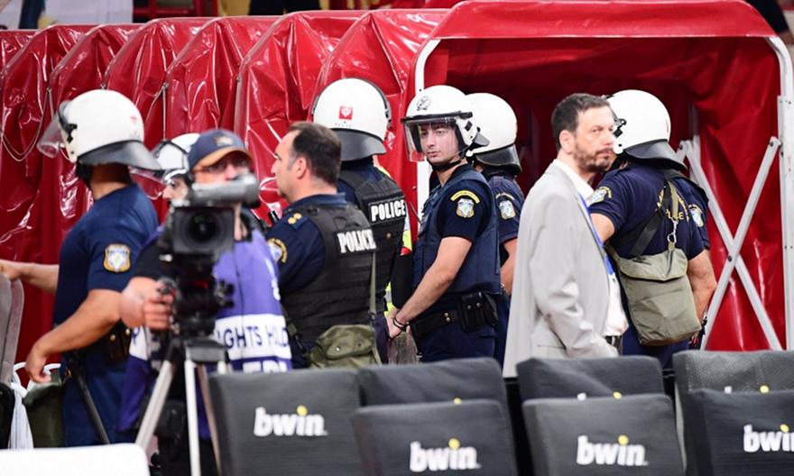 Ένταση στο φινάλε στο ΣΕΦ: Οπαδός ύψωσε σημαία της Παλαιστίνης τη στιγμή που η Χάποελ κατευθυνόταν στα αποδυτήρια