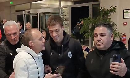 Υποδοχή με ενθουσιασμό από οπαδούς του ΠΑΟΚ στην αποστολή μόλις έφτασε στις Σέρρες