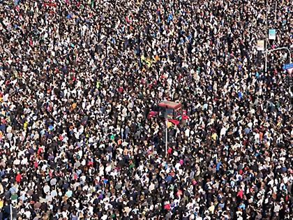 Σερβία: Μεγάλη συγκέντρωση μνήμης στο Νόβι Σαντ για τα θύματα της τραγωδίας στον σιδηροδρομικό σταθμό