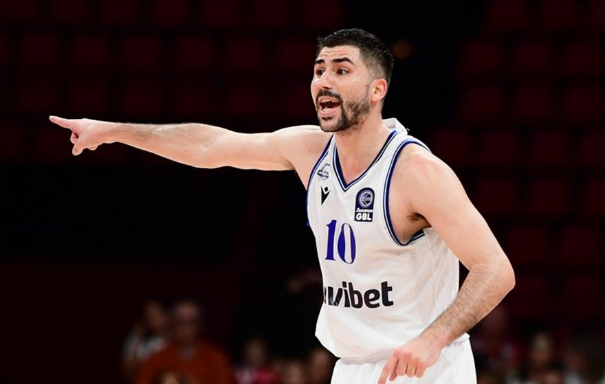 Όμορφη στιγμή στο ΣΕΦ: Ο Μωραΐτης έκανε επίτηδες φάουλ στον νεαρό Μπουρνελέ για να σκοράρει