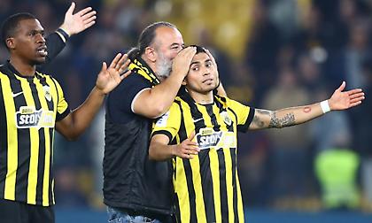 ΑΕΚ: Φιλί του Ηλιόπουλου στον Πινέδα μετά το νικητήριο γκολ