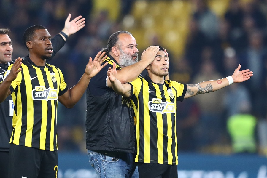 ΑΕΚ: Φιλί του Ηλιόπουλου στον Πινέδα μετά το νικητήριο γκολ