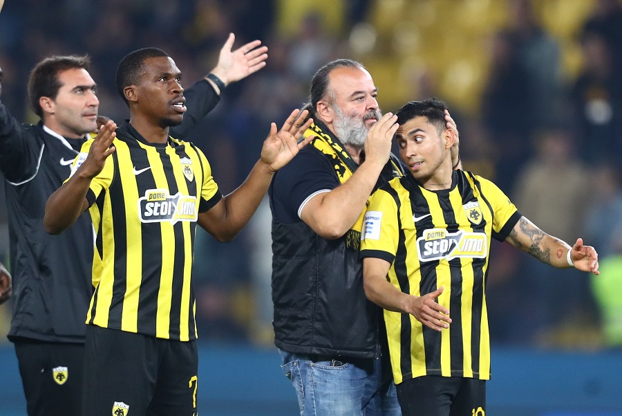 ΑΕΚ: Φιλί του Ηλιόπουλου στον Πινέδα μετά το νικητήριο γκολ