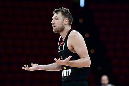 Ο Βεζένκοφ έσκισε τη φανέλα… πριν τον Γουόρντ!