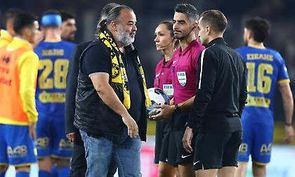 Ο Ηλιόπουλος τα είπε με τον ρέφερι Παπαδόπουλο μετά το τέλος του αγώνα στην OPAP Arena