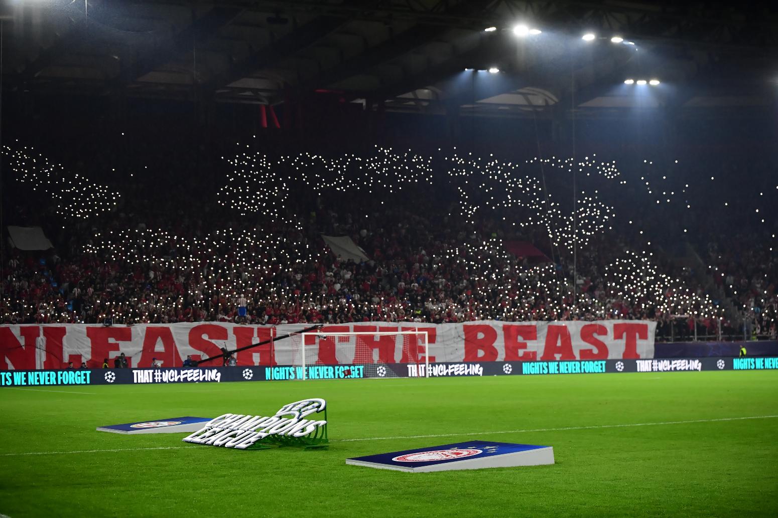 Ολυμπιακός-Αϊντχόφεν: Κορεό με λιοντάρι και «Unleash the beast» από τους φιλάθλους