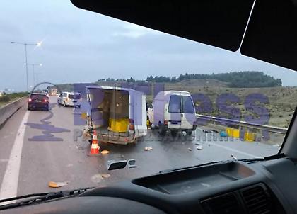 Καραμπόλα τριών φορτηγών στον Περιφερειακό Θεσσαλονίκης: Γέμισε η άσφαλτος με ψωμιά