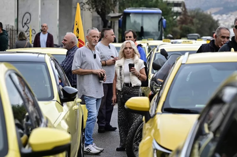 Απεργία ταξί: Ξεκίνησε η αυτοκινητοπομπή προς το υπ. Μεταφορών