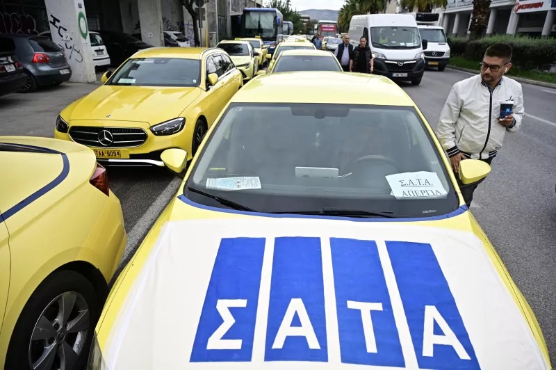 Απεργία ταξί: Ξεκίνησε η αυτοκινητοπομπή προς το υπ. Μεταφορών