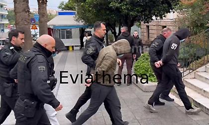 Δολοφονία Χαλκίδα: Στον Εισαγγελέα οι πρώτοι συλληφθέντες με κουκούλες, μάσκες και σκυμμένα κεφάλια