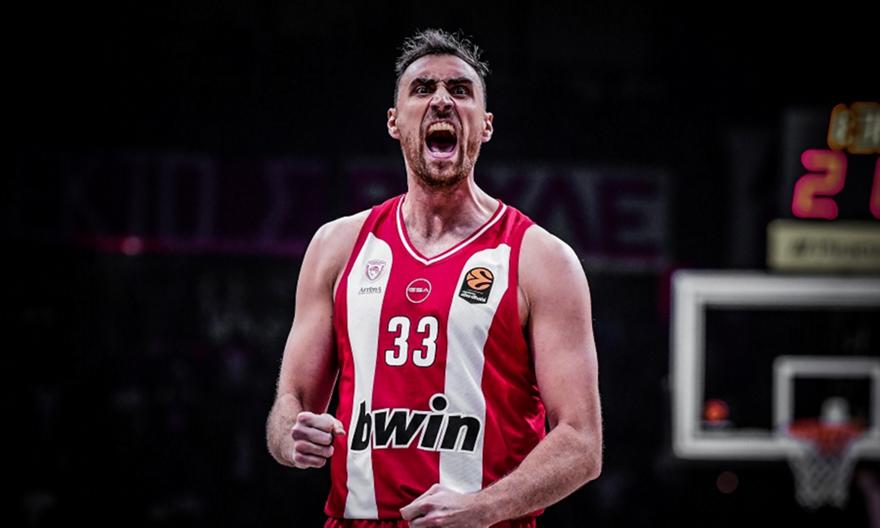 Μιλουτίνοφ: «Ξεχωριστή στιγμή για εμένα να φωνάζει το όνομά μου ο κόσμος του Ολυμπιακού»