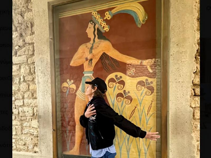 «Πού είμαι;»: Ο Μικ Τζάγκερ φωτογραφήθηκε στην Κνωσσό μαζί με τον Πρίγκιπα με τα Κρίνα