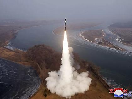 Η Βόρεια Κορέα εκτόξευσε τουλάχιστον έναν «βαλλιστικό πύραυλο άγνωστου τύπου»