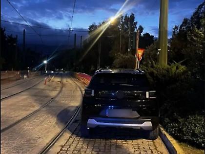 Συνελήφθη οδηγός που «πάρκαρε» στις ράγες του τραμ και μπλόκαρε την κυκλοφορία