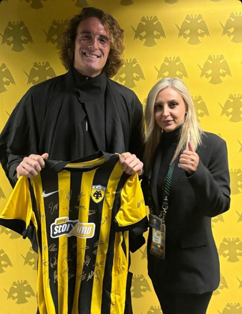 Παρακολούθησε το ΑΕΚ-Σάμροκ Ρόβερς ο Τσιτσιπάς-Το δώρο που πήρε από την ΠΑΕ