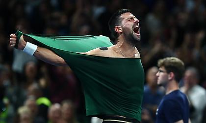 Τρελάθηκε και έσκισε την μπλούζα του μέσα σε γενικό παροξυσμό στο Telekom Center Athens ο Τζόκοβιτς!