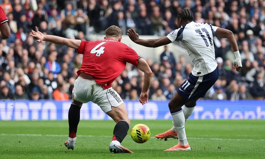 Με εξιλέωση Ντε Λιχτ στο 96' κόντρα στην Τότεναμ, η Γιουνάιτεντ έσωσε ξανά βαθμό!