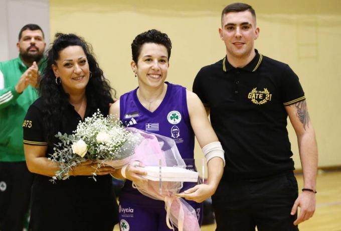 ΑΕΚ-Παναθηναϊκός: Οι φίλαθλοι της Ένωσης τίμησαν την Ρόγκα