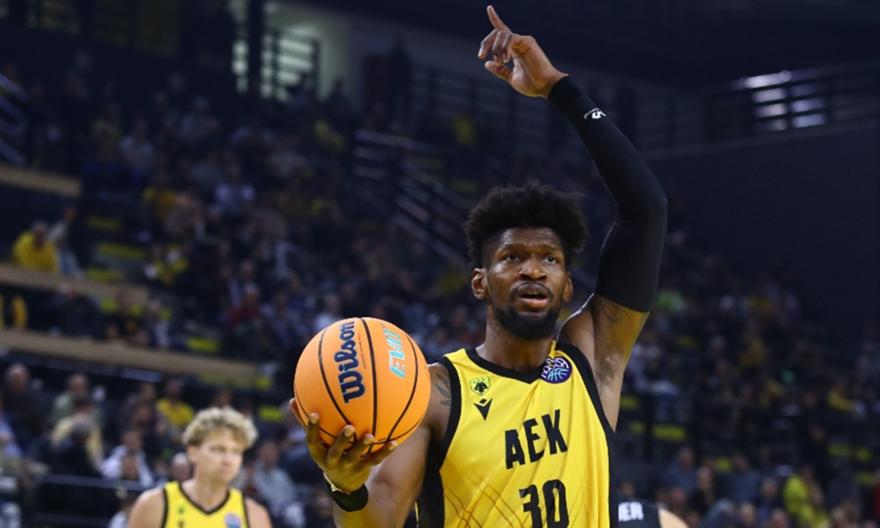 Απίθανο tomahawk κάρφωμα του Σίλβα παρά το φάουλ που του έγινε