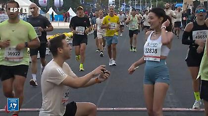 Πρόταση γάμου στον τερματισμό των 10 χλμ. στο Παναθηναϊκό Στάδιο