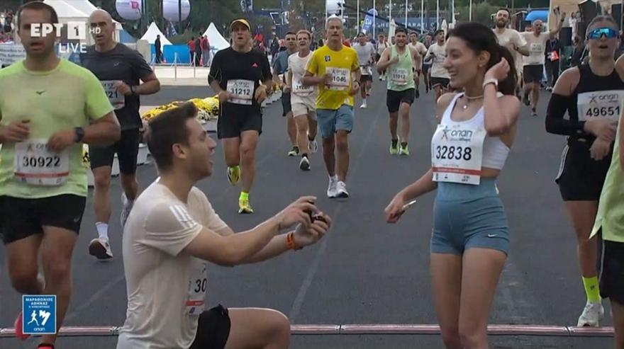 Πρόταση γάμου στον τερματισμό των 10 χλμ. στο Παναθηναϊκό Στάδιο