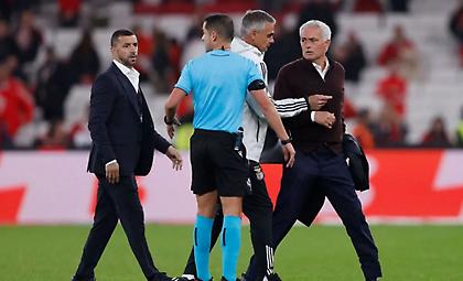 Πήρε στο κυνήγι τον διαιτητή ο Μουρίνιο: «Αυτό το πέναλτι δεν δίνεται πουθενά στον κόσμο!»