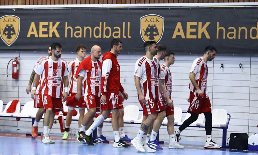 Διακοπή στο ντέρμπι, έφυγε ο Ολυμπιακός από το γήπεδο για υβριστικά συνθήματα των οπαδών της ΑΕΚ!