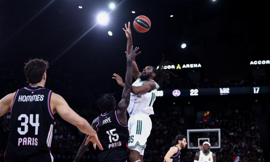 Τρομερός Φαρίντ: Έκανε τάπα, διέσχισε όλο το γήπεδο και πήρε επιθετικό ριμπάουντ χωρίς παπούτσι!