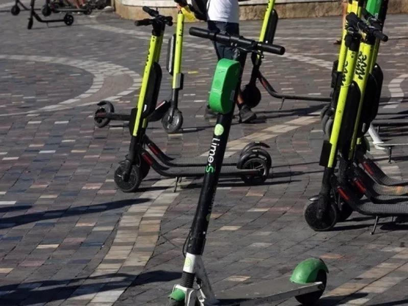 Πώς θα μπει στοπ στο χάος με τα πατίνια - Προκαθορισμένα «πάρκινγκ» και ζώνες απαγόρευσης