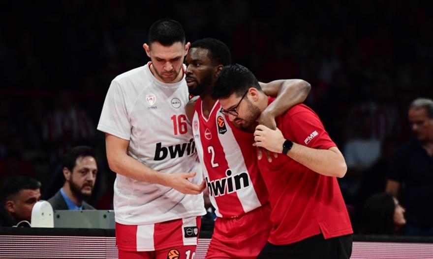 Παγωμάρα για Έβανς στο ΣΕΦ - Αποχώρησε υποβασταζόμενος μετά από 2 λεπτά συμμετοχής!