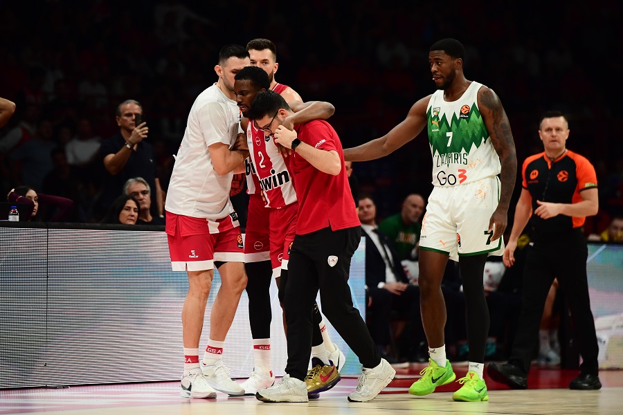 Ολυμπιακός: Παγωμάρα για Έβανς στο ΣΕΦ - Αποχώρησε υποβασταζόμενος μετά από 2 λεπτά