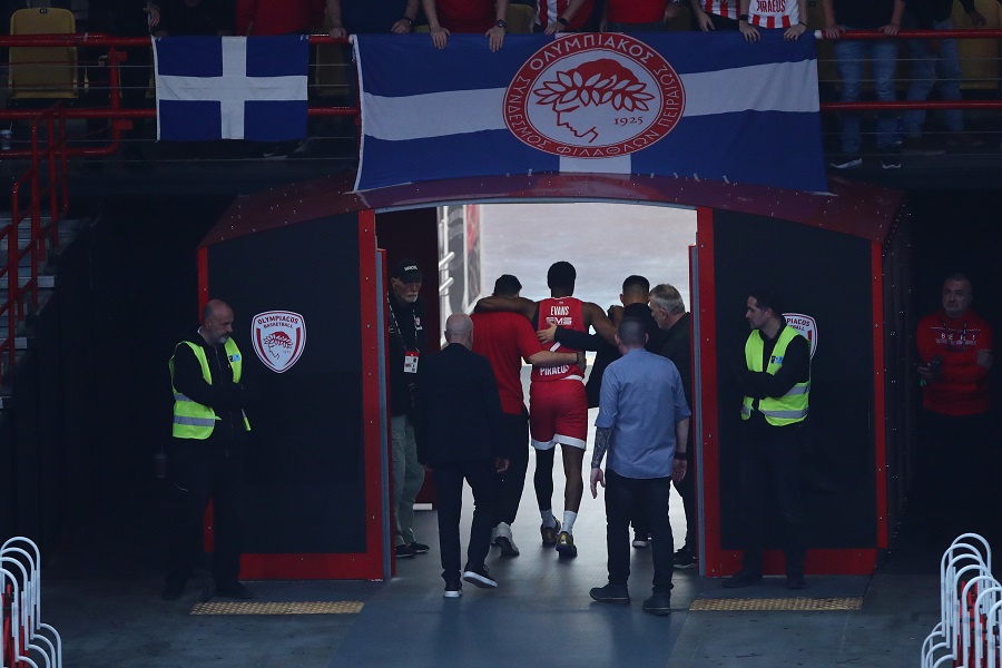 Ολυμπιακός: Παγωμάρα για Έβανς στο ΣΕΦ - Αποχώρησε υποβασταζόμενος μετά από 2 λεπτά