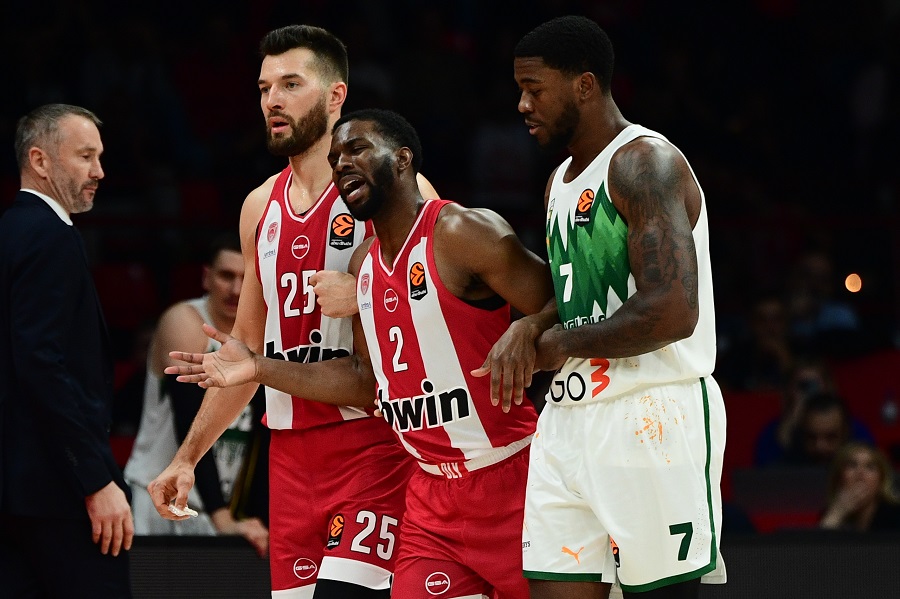 Ολυμπιακός: Παγωμάρα για Έβανς στο ΣΕΦ - Αποχώρησε υποβασταζόμενος μετά από 2 λεπτά