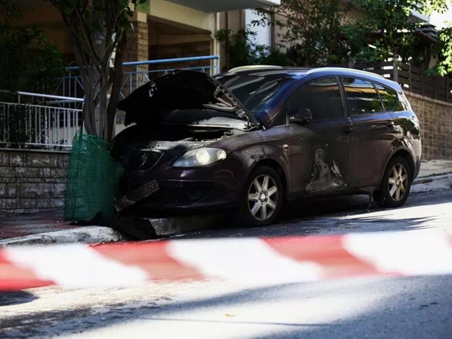 Είχε τραβηχτεί η περόνη της χειροβομβίδας, δεν έσκασε λόγω αστοχίας - Διαλυμένο το αμάξι του σωφρονιστικού στη Νίκαια