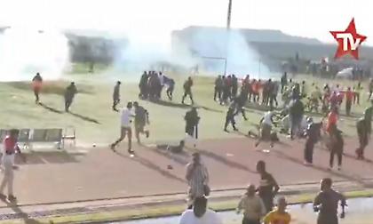 Απίστευτες σκηνές χάους στο Κονγκό: Δακρυγόνα και πυροβολισμοί στο ντέρμπι Σίμπα-Μαζέμπε!