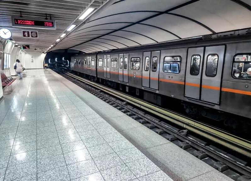 Εκκενώθηκε συρμός του μετρό στο Μοναστηράκι λόγω καπνών