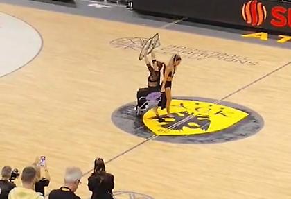 Η συγκινητική χορογραφία με αμαξίδιο στο ημίχρονο του ΑΕΚ-Ρίγα