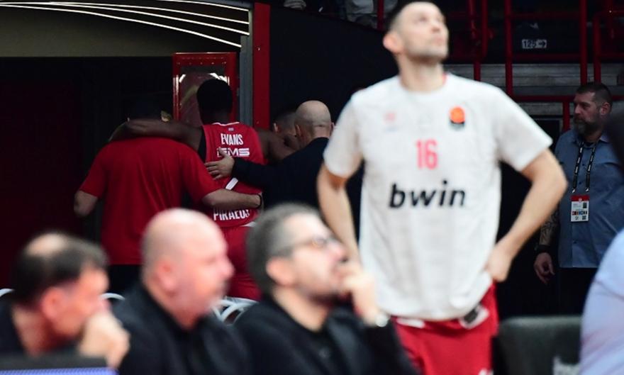 «Είναι απίστευτο, σοκαριστικό, έχει πέσει νεκρική σιγή»: Η στιγμή του τραυματισμού Έβανς σε περιγραφή Ζέρβα στους 94,6