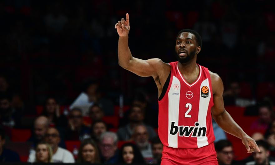 Οι παγωμένες αντιδράσεις στον τραυματισμό του Έβανς στην παρακάμερα του Ολυμπιακού από τη νίκη με τη Ζάλγκιρις