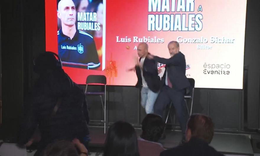 Ο Ρουμπιάλες δέχθηκε επίθεση με αυγά στην παρουσίαση του βιβλίου του που αφορά την ιστορία με την Ερμόσο
