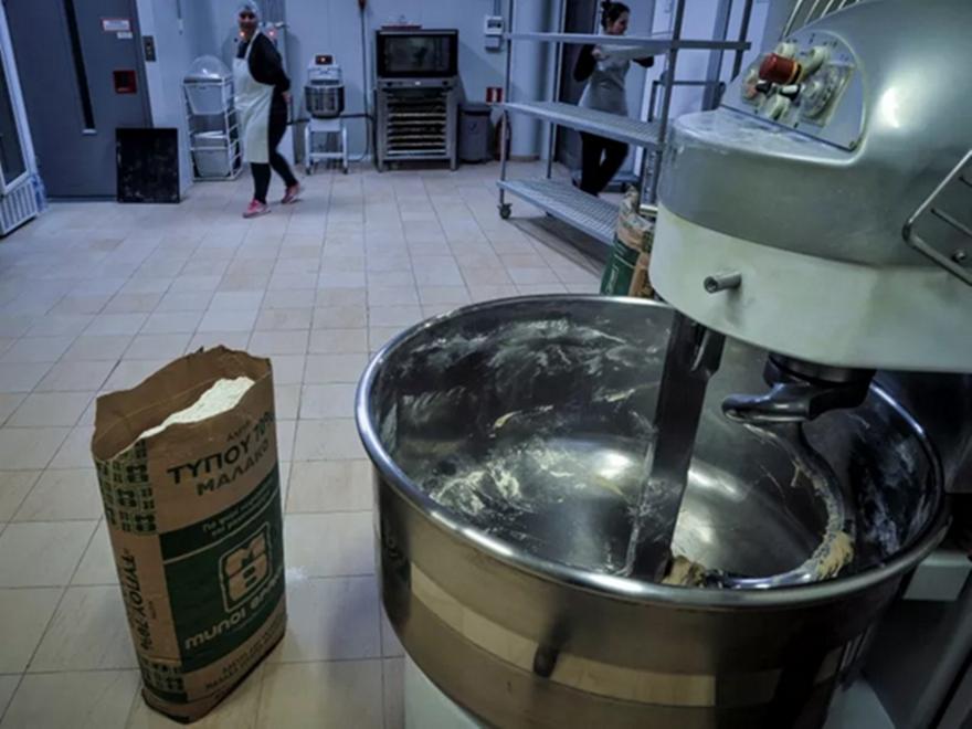 Πώς εγκλωβίστηκε η 49χρονη σε μηχάνημα ζυμώματος του αρτοποιείου της στο Δαμάσι - Την βρήκε πελάτισσα