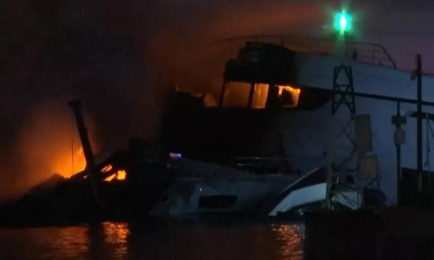 Φωτιά σε 4 σκάφη στη Μαρίνα Ζέας (Εικόνες)