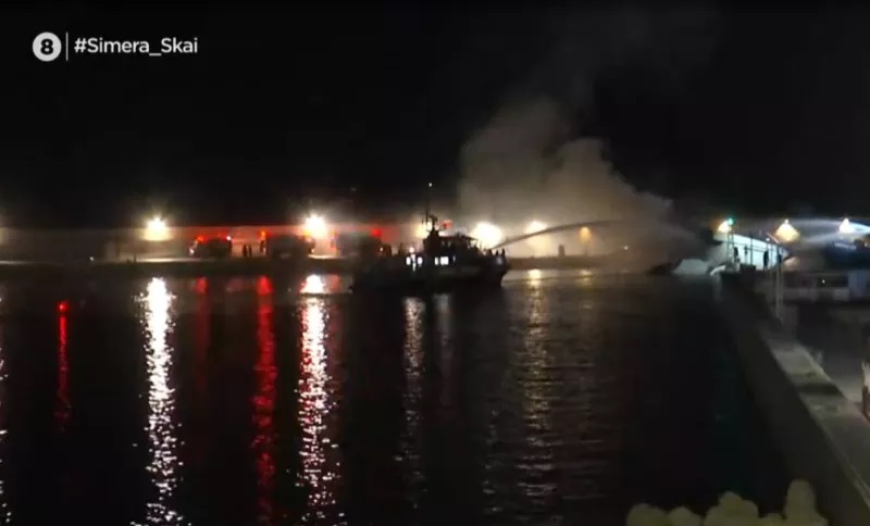 Φωτιά σε 4 σκάφη στη Μαρίνα Ζέας (Εικόνες)