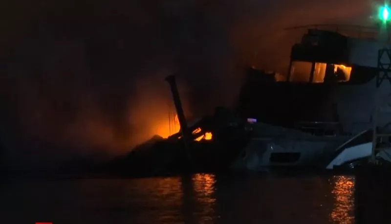 Φωτιά σε 4 σκάφη στη Μαρίνα Ζέας (Εικόνες)