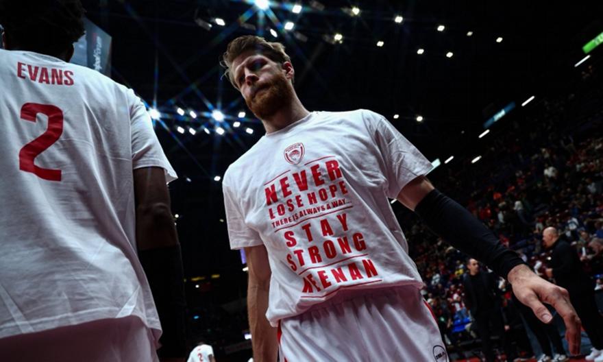 Μπλουζάκια με το νούμερο 2 και μήνυμα για τον Έβανς από τους παίκτες του Ολυμπιακού: «Ποτέ μην χάνεις την ελπίδα σου»