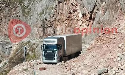 Συναγερμός στα Τρίκαλα: Νταλίκα εγκλωβίστηκε μετά από λάθος στροφή – Ολονύχτια περιπέτεια για τον οδηγό