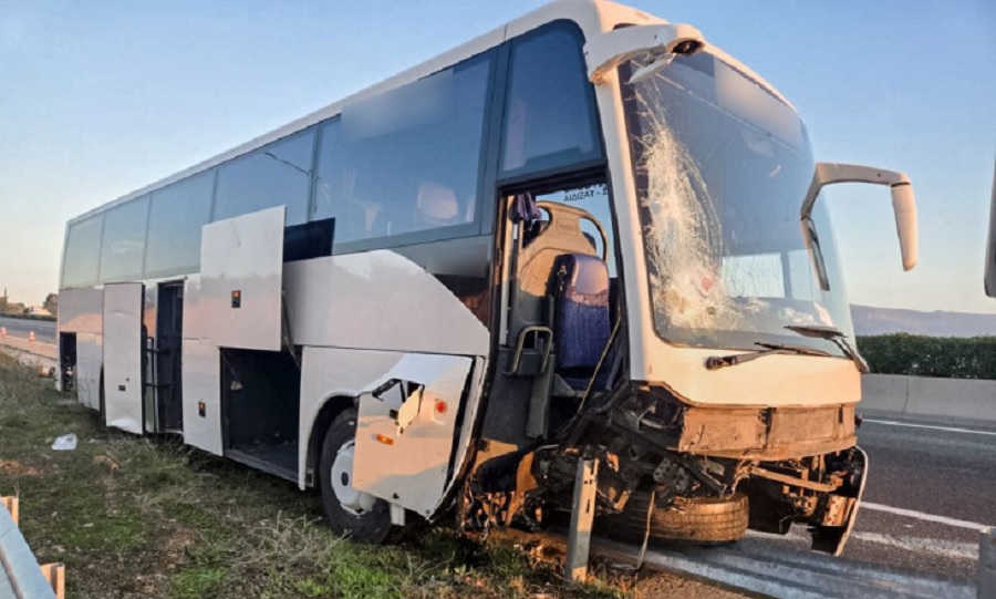 Υλίκη: Toυριστικό λεωφορείο έπεσε σε μπάρες