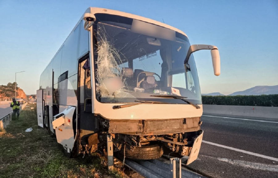 Υλίκη: Toυριστικό λεωφορείο έπεσε σε μπάρες