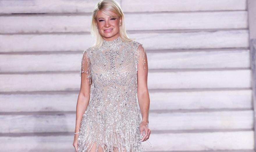 Η Φαίη Σκορδά σε ρόλο μοντέλου για την Χριστίνα Ζαφειρίου στο Athens Fashion Week